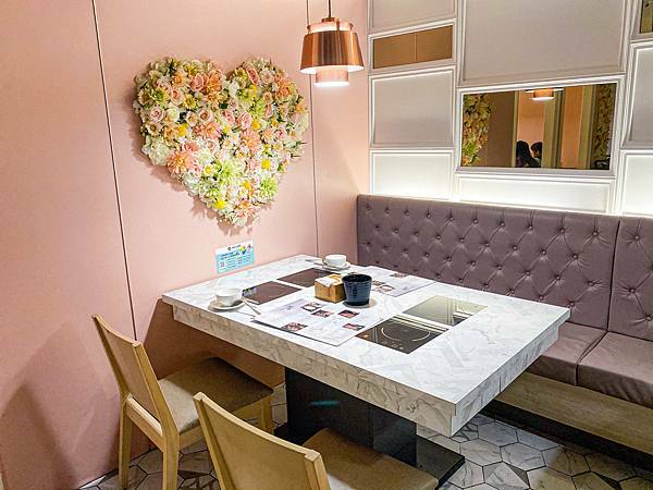 (新北樹林)築間幸福鍋物樹林秀泰店 新北樹林美食火鍋推薦 粉色大理石網美風環境 高 cp值套餐 安格斯牛小排肉質佳 多樣新鮮海鮮總匯鍋 明治冰淇淋霜淇淋飲料吃到飽