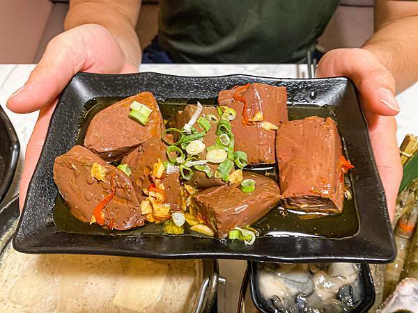 (新北樹林)築間幸福鍋物樹林秀泰店 新北樹林美食火鍋推薦 粉色大理石網美風環境 高 cp值套餐 安格斯牛小排肉質佳 多樣新鮮海鮮總匯鍋 明治冰淇淋霜淇淋飲料吃到飽