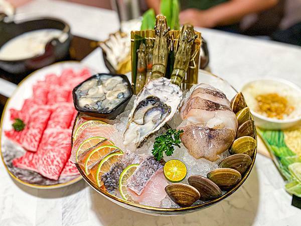 (新北樹林)築間幸福鍋物樹林秀泰店 新北樹林美食火鍋推薦 粉色大理石網美風環境 高 cp值套餐 安格斯牛小排肉質佳 多樣新鮮海鮮總匯鍋 明治冰淇淋霜淇淋飲料吃到飽