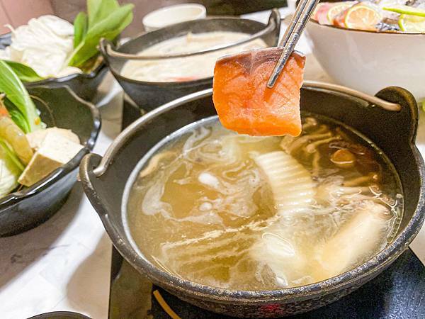 (新北樹林)築間幸福鍋物樹林秀泰店 新北樹林美食火鍋推薦 粉色大理石網美風環境 高 cp值套餐 安格斯牛小排肉質佳 多樣新鮮海鮮總匯鍋 明治冰淇淋霜淇淋飲料吃到飽