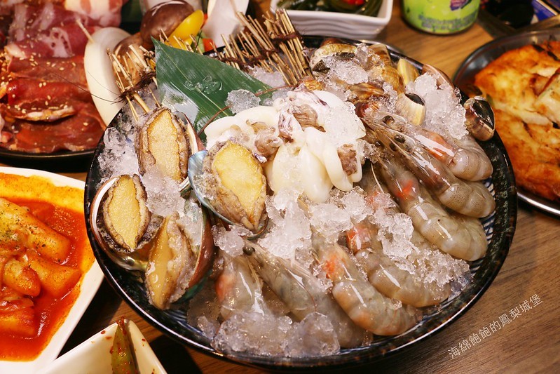 台北韓式料理吃到飽『Piggy Stone 小豬樂石韓式烤肉 東湖店』韓式烤肉、韓式炸雞、辣炒年糕無限供應,海鮮拼盤、炒泡麵加價購,菜單價位(捷運東湖站)