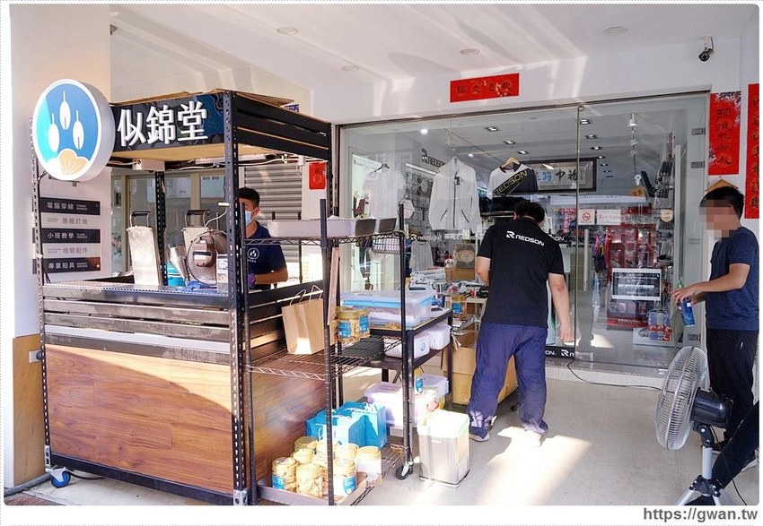 一次只能烤四顆，手工蛋捲每日限量50桶賣完為止！！