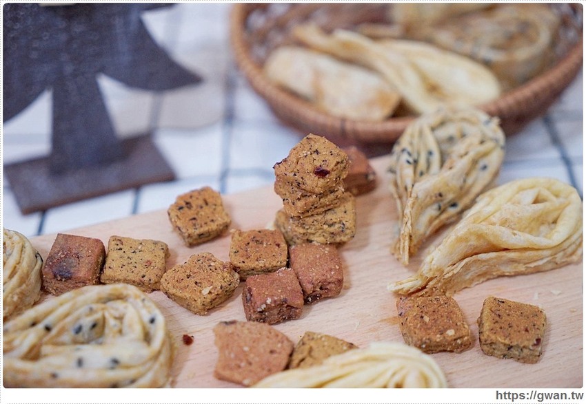 一次只能烤四顆，手工蛋捲每日限量50桶賣完為止！！