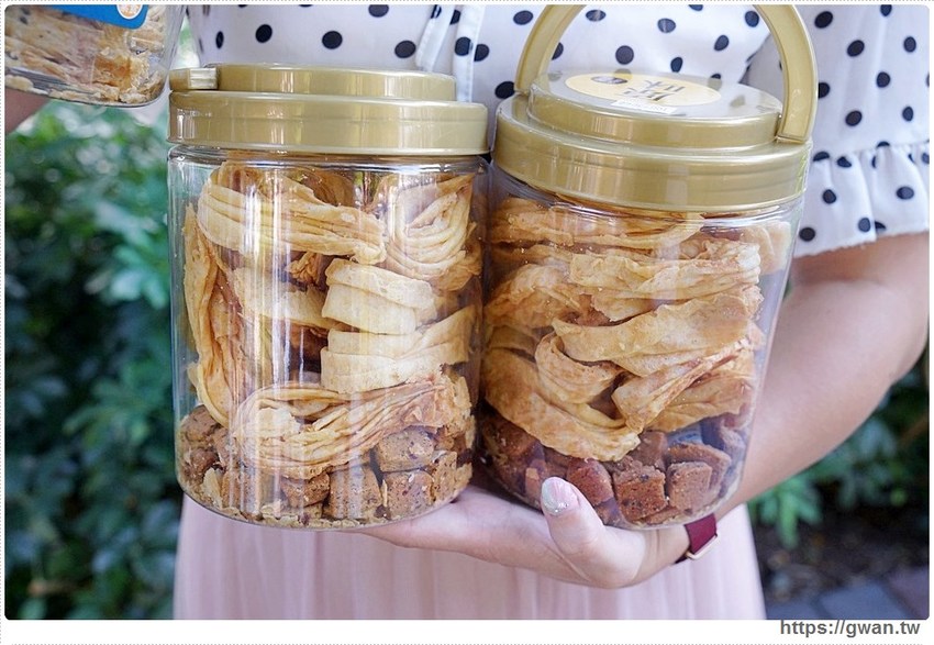 一次只能烤四顆，手工蛋捲每日限量50桶賣完為止！！