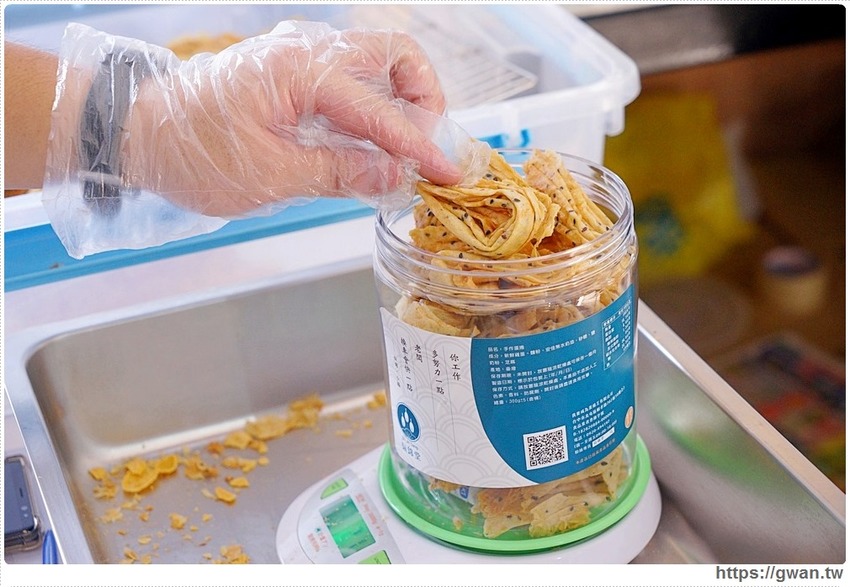 一次只能烤四顆，手工蛋捲每日限量50桶賣完為止！！