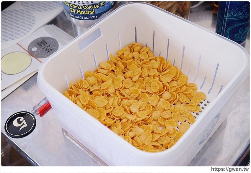 一次只能烤四顆，手工蛋捲每日限量50桶賣完為止！！