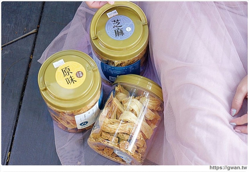 一次只能烤四顆，手工蛋捲每日限量50桶賣完為止！！