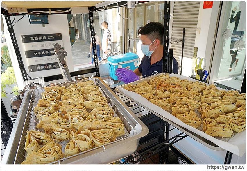 一次只能烤四顆，手工蛋捲每日限量50桶賣完為止！！