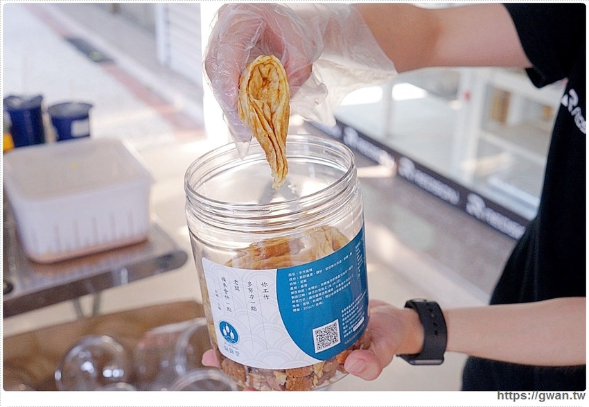 一次只能烤四顆，手工蛋捲每日限量50桶賣完為止！！