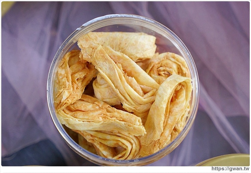 一次只能烤四顆，手工蛋捲每日限量50桶賣完為止！！