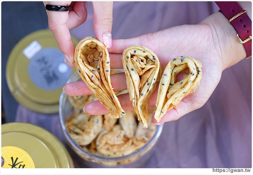 一次只能烤四顆，手工蛋捲每日限量50桶賣完為止！！