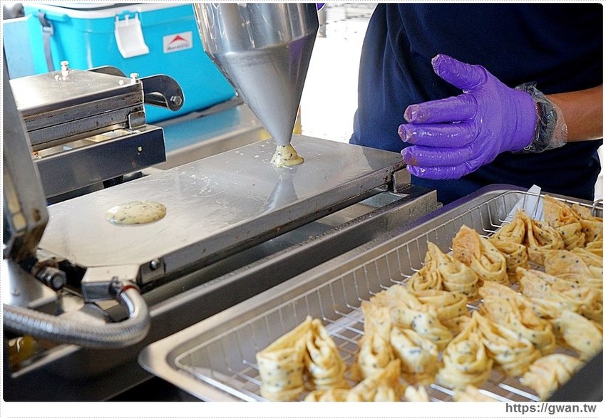 一次只能烤四顆，手工蛋捲每日限量50桶賣完為止！！