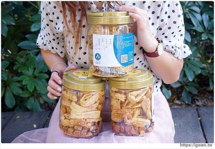 一次只能烤四顆，手工蛋捲每日限量50桶賣完為止！！