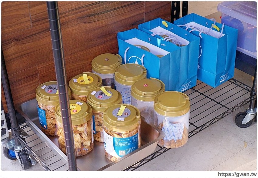 一次只能烤四顆，手工蛋捲每日限量50桶賣完為止！！