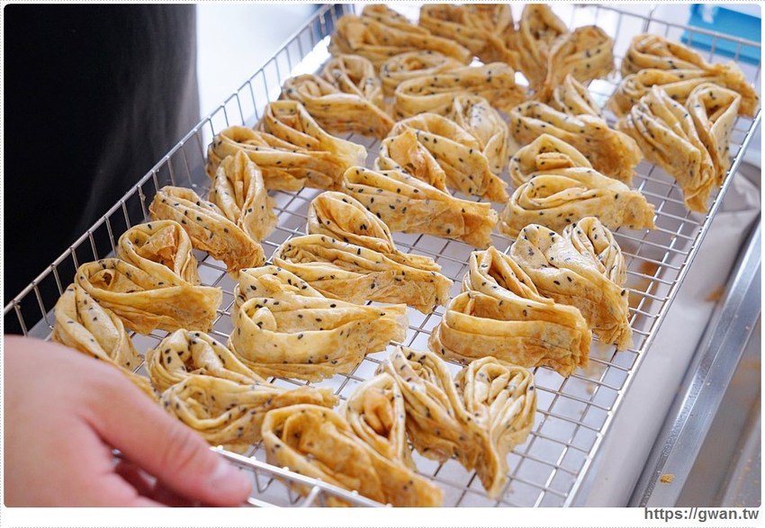 一次只能烤四顆，手工蛋捲每日限量50桶賣完為止！！