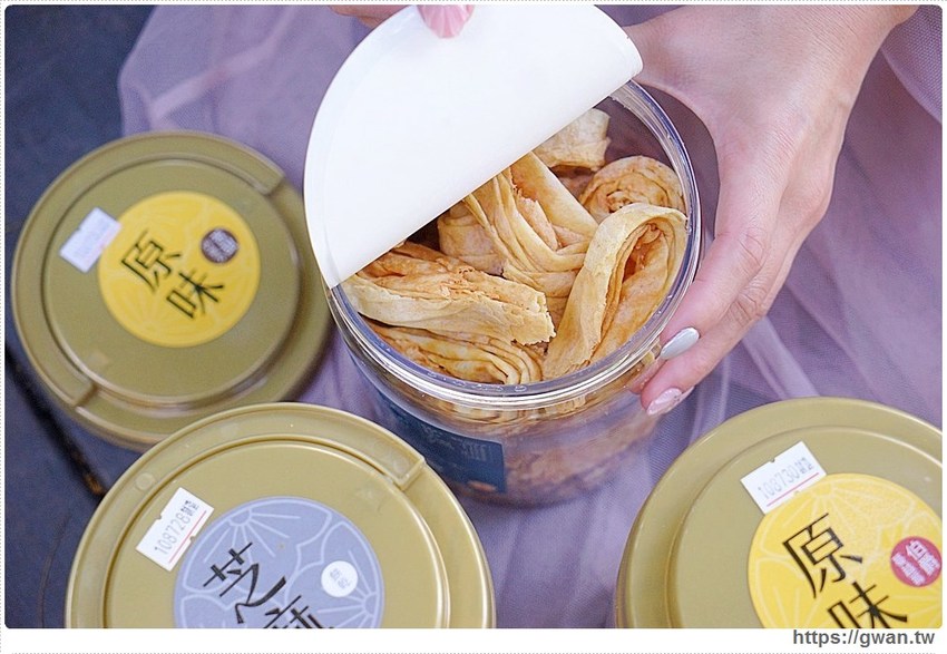 一次只能烤四顆，手工蛋捲每日限量50桶賣完為止！！