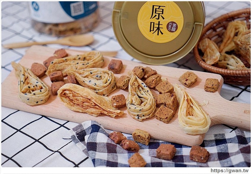 一次只能烤四顆，手工蛋捲每日限量50桶賣完為止！！