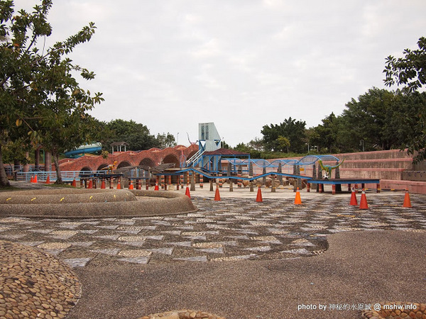 冬山河親水公園：【景點】宜蘭冬山河親水公園@五結 : 沒有水的親水公園,也可是可以來走走運動的啦