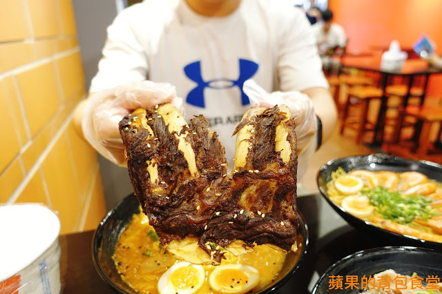 [食記] 台中北區 鬼匠拉麵-北平店  蒜香地獄雪花牛香麻夠勁 超大肋排現點現做 蝦爆了Q彈脆口 小菜多樣新鮮 台中美食