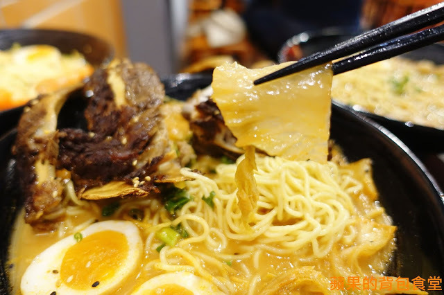 [食記] 台中北區 鬼匠拉麵-北平店  蒜香地獄雪花牛香麻夠勁 超大肋排現點現做 蝦爆了Q彈脆口 小菜多樣新鮮 台中美食