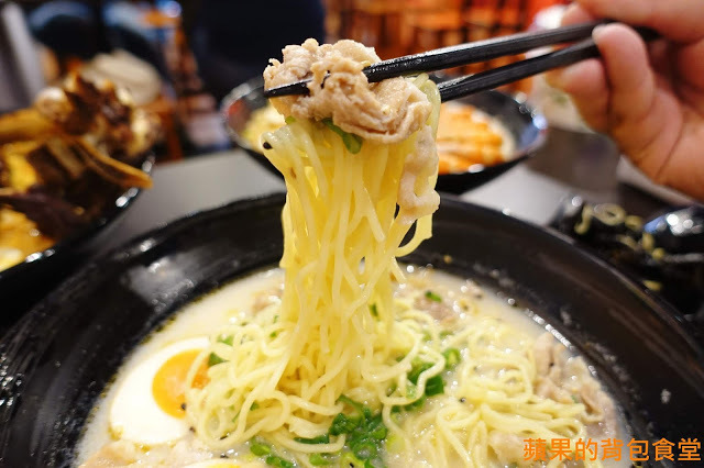 [食記] 台中北區 鬼匠拉麵-北平店  蒜香地獄雪花牛香麻夠勁 超大肋排現點現做 蝦爆了Q彈脆口 小菜多樣新鮮 台中美食