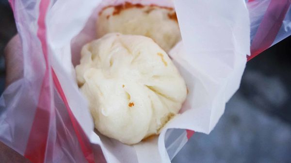 【新竹美食】素食水煎包.餡餅-還沒有出爐就不少人排隊的超人氣水煎包