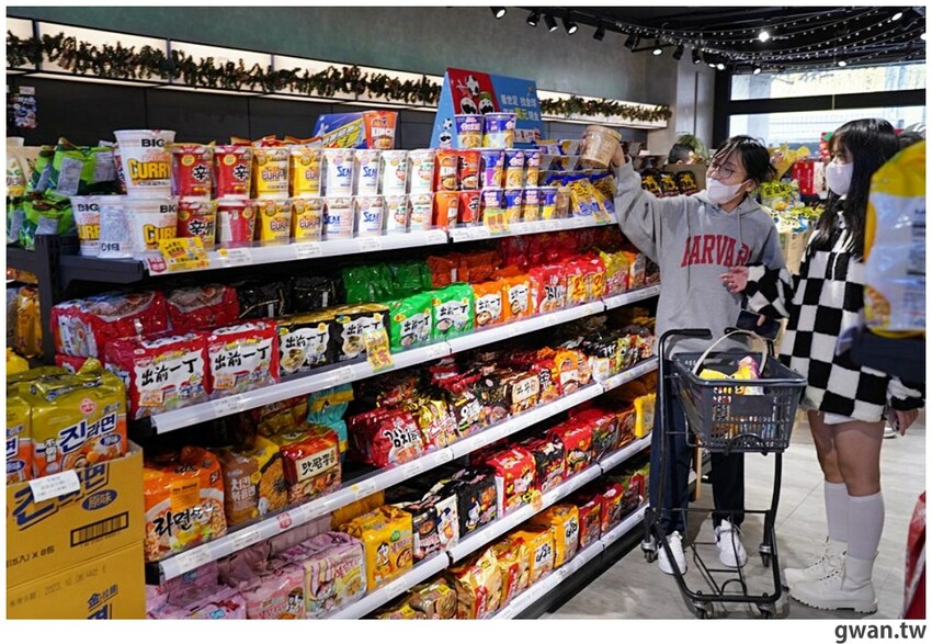 台中聖誕零食這裡買!這間生意超好,消費滿額再抽一年免費零食
