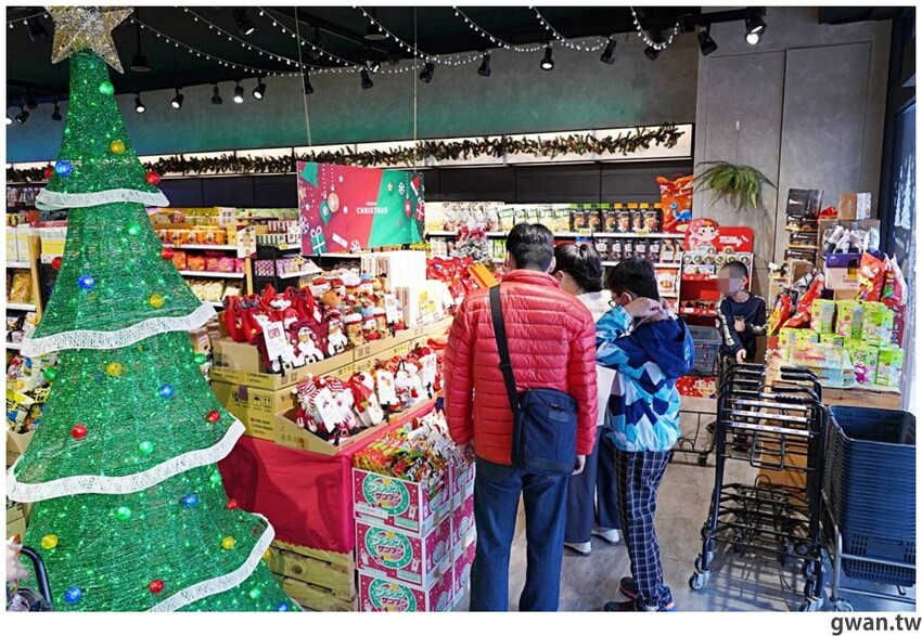 台中聖誕零食這裡買!這間生意超好,消費滿額再抽一年免費零食