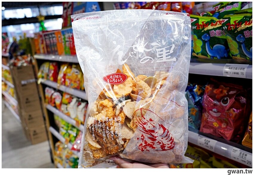 台中聖誕零食這裡買!這間生意超好,消費滿額再抽一年免費零食