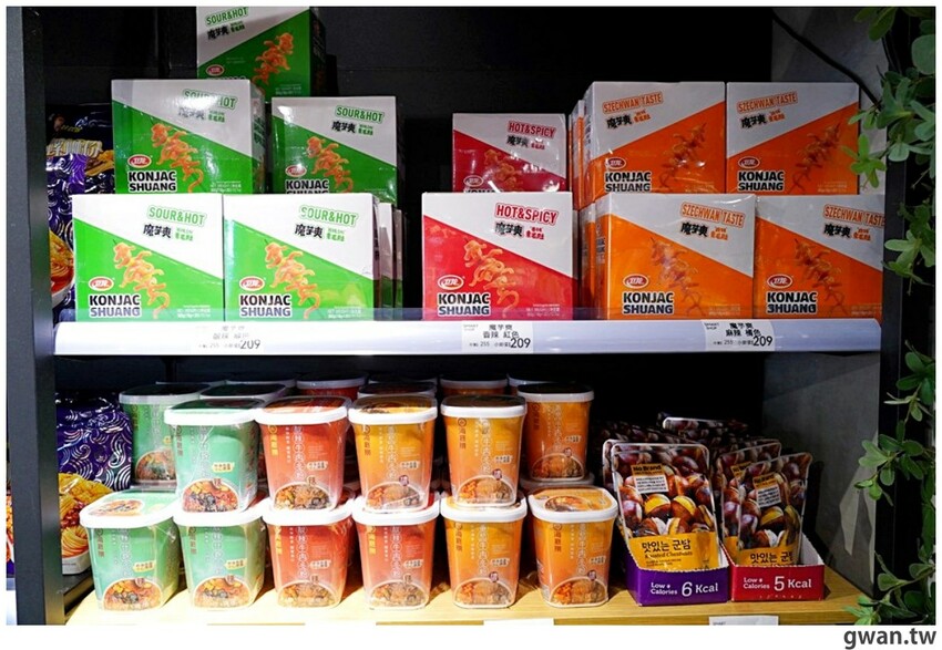 台中聖誕零食這裡買!這間生意超好,消費滿額再抽一年免費零食