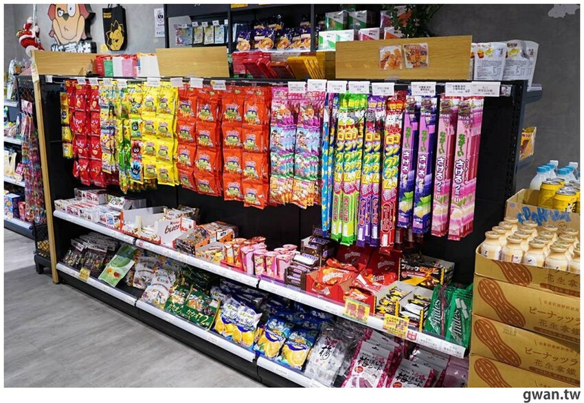 台中聖誕零食這裡買!這間生意超好,消費滿額再抽一年免費零食