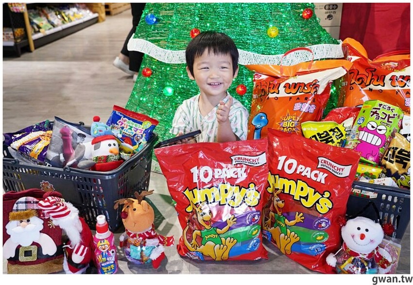 台中聖誕零食這裡買!這間生意超好,消費滿額再抽一年免費零食