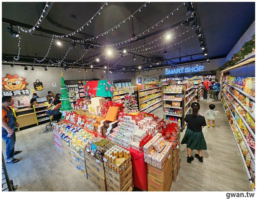 台中聖誕零食這裡買!這間生意超好,消費滿額再抽一年免費零食