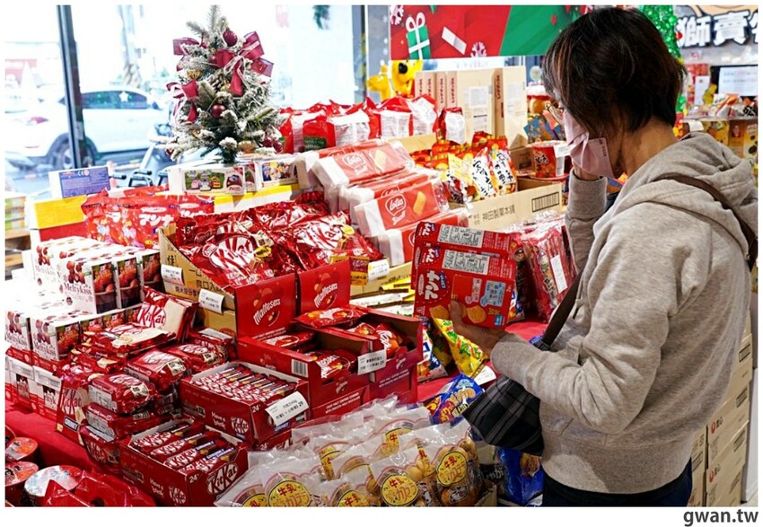 台中聖誕零食這裡買!這間生意超好,消費滿額再抽一年免費零食