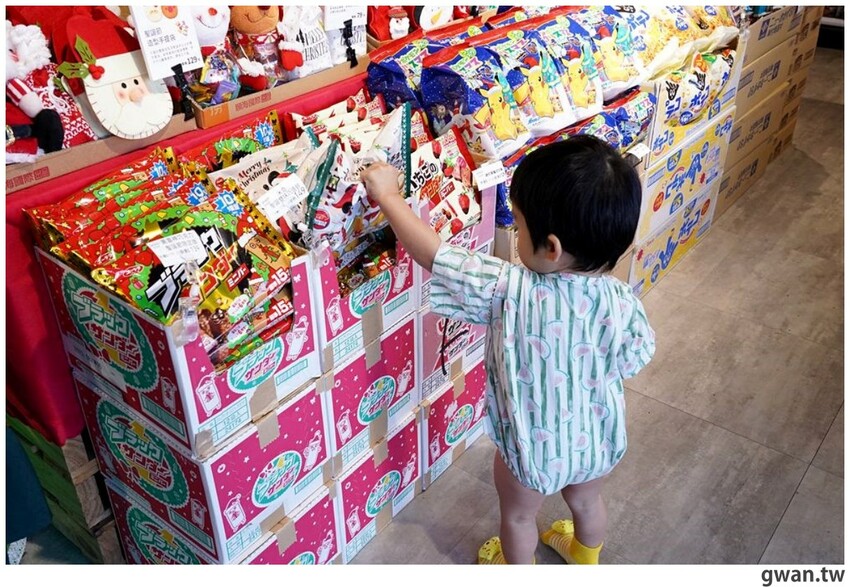 台中聖誕零食這裡買!這間生意超好,消費滿額再抽一年免費零食