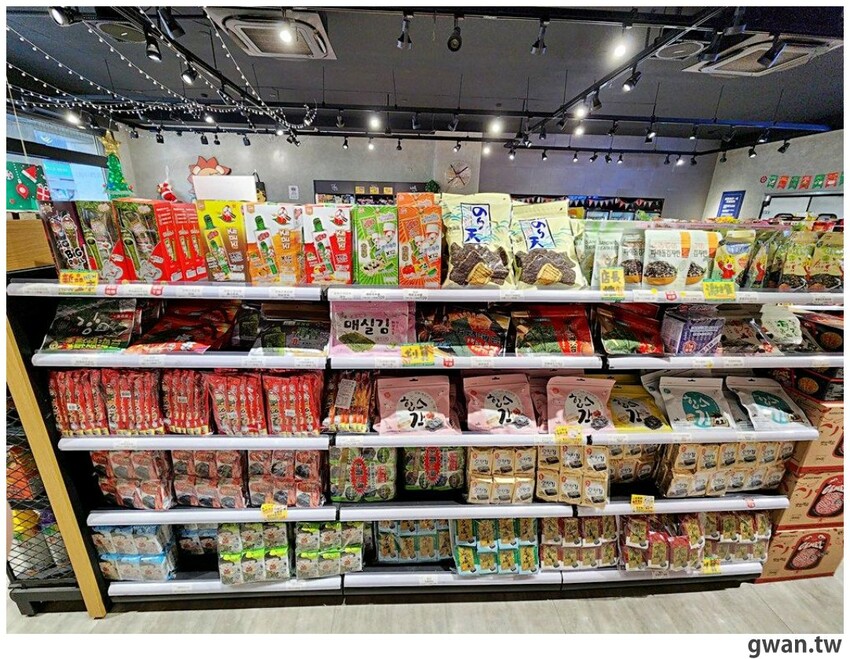 台中聖誕零食這裡買!這間生意超好,消費滿額再抽一年免費零食