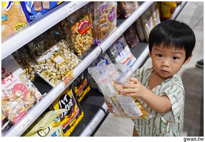 台中聖誕零食這裡買!這間生意超好,消費滿額再抽一年免費零食