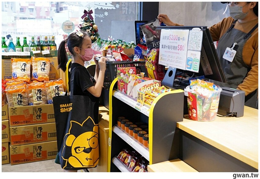 台中聖誕零食這裡買!這間生意超好,消費滿額再抽一年免費零食