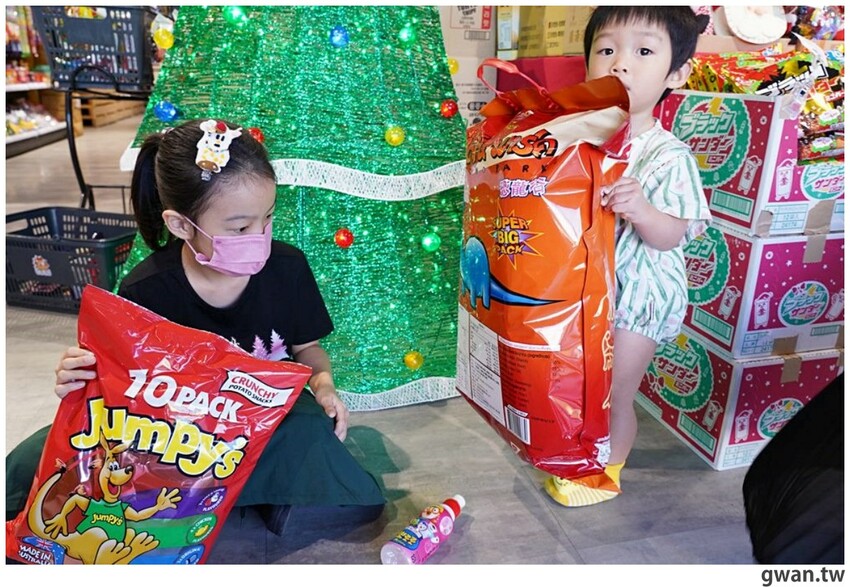 台中聖誕零食這裡買!這間生意超好,消費滿額再抽一年免費零食
