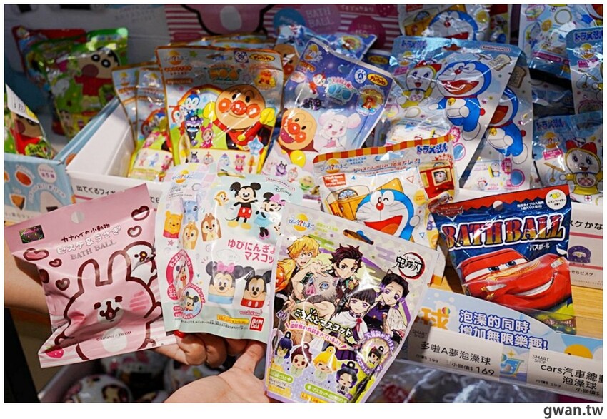 台中聖誕零食這裡買!這間生意超好,消費滿額再抽一年免費零食