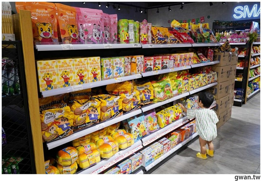 台中聖誕零食這裡買!這間生意超好,消費滿額再抽一年免費零食