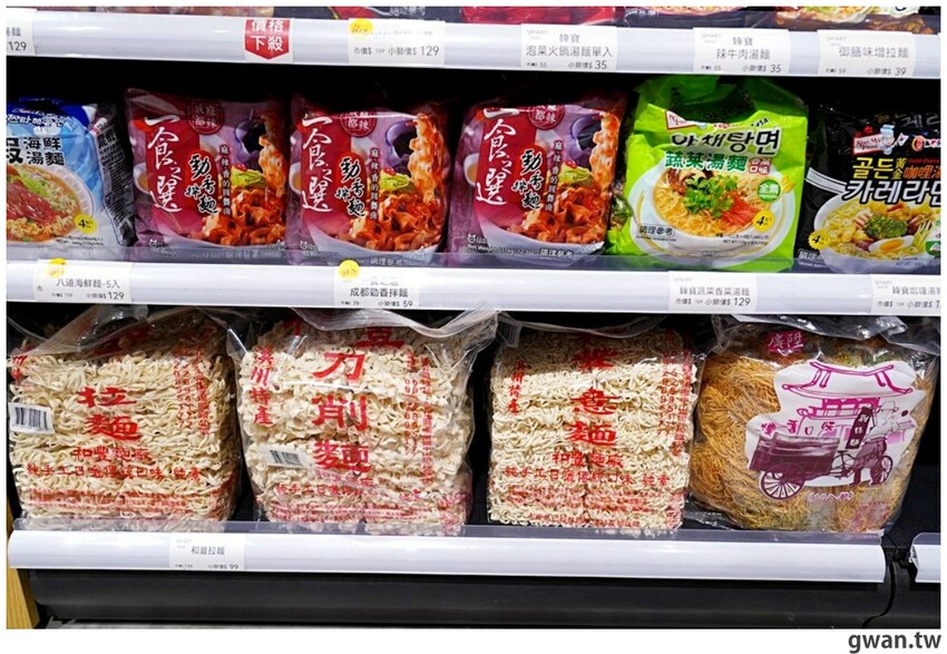 台中聖誕零食這裡買!這間生意超好,消費滿額再抽一年免費零食