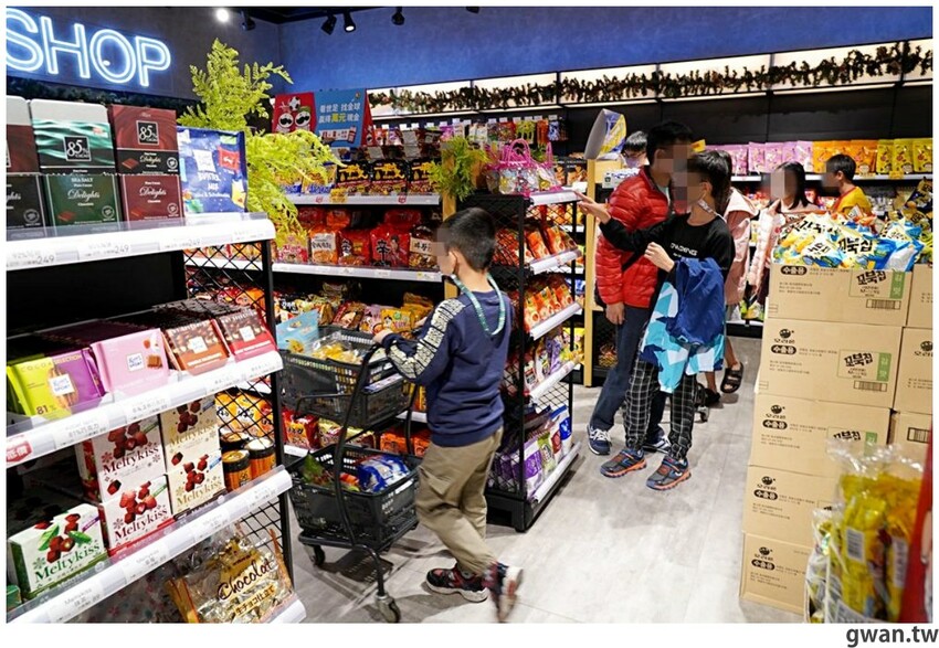 台中聖誕零食這裡買!這間生意超好,消費滿額再抽一年免費零食