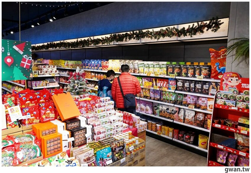 台中聖誕零食這裡買!這間生意超好,消費滿額再抽一年免費零食