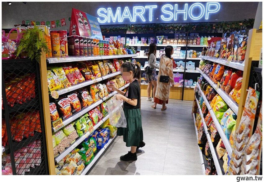 台中聖誕零食這裡買!這間生意超好,消費滿額再抽一年免費零食