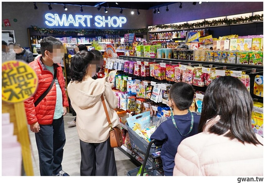 台中聖誕零食這裡買!這間生意超好,消費滿額再抽一年免費零食