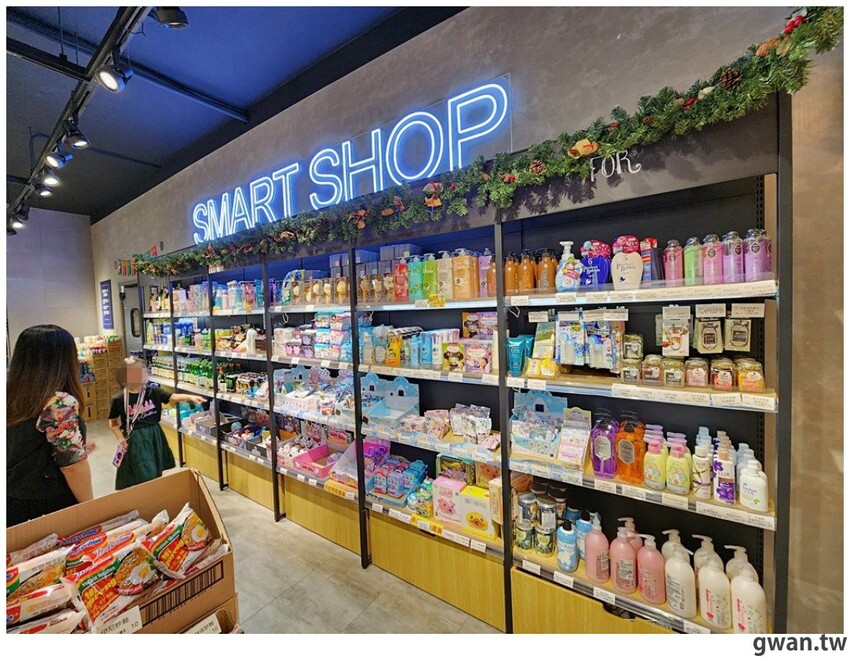 台中聖誕零食這裡買!這間生意超好,消費滿額再抽一年免費零食