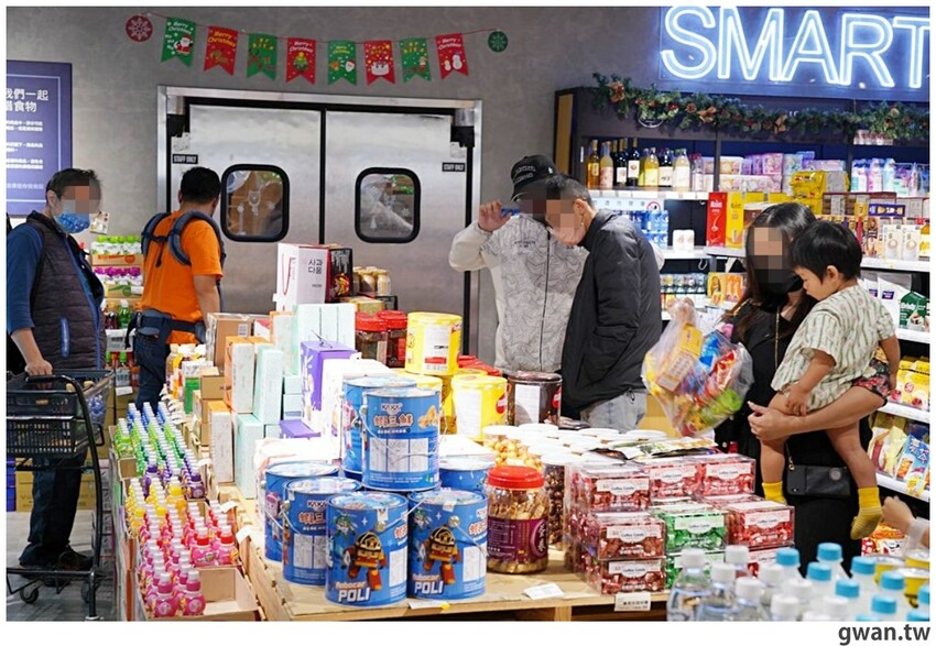 台中聖誕零食這裡買!這間生意超好,消費滿額再抽一年免費零食