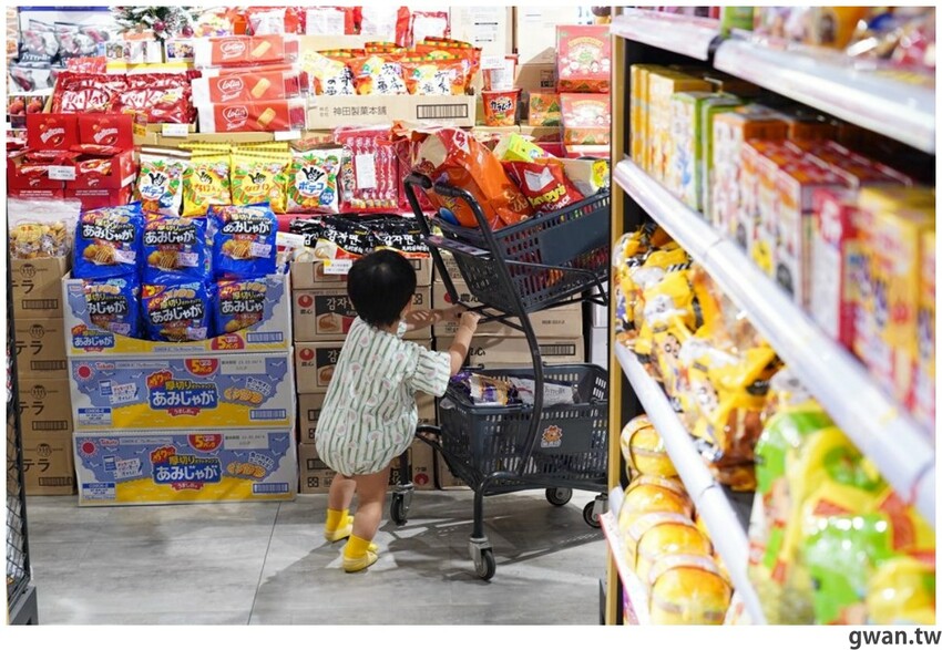 台中聖誕零食這裡買!這間生意超好,消費滿額再抽一年免費零食