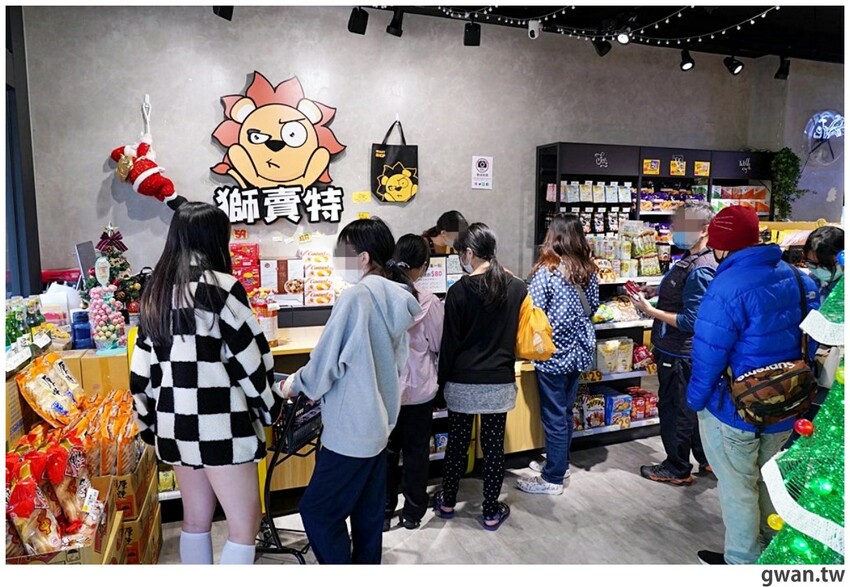 台中聖誕零食這裡買!這間生意超好,消費滿額再抽一年免費零食